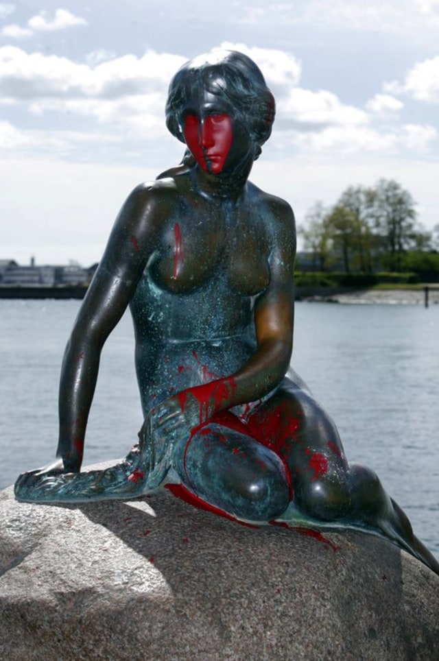 Little Mermaid dicat merah (Foto: John McConnico/AP)