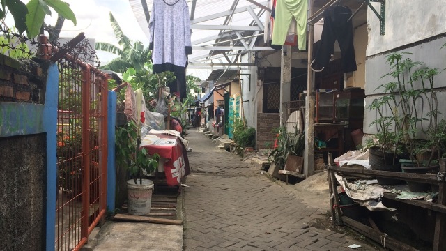 Situasi depan rumah kontrakan Anggara (Foto: Kelik Wahyu/kumparan)