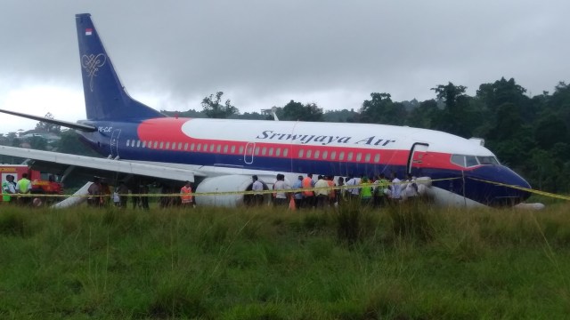 Sriwijaya Air tergelincir di Papua Barat (Foto: ANTARA FOTO/Toyib Mardika)