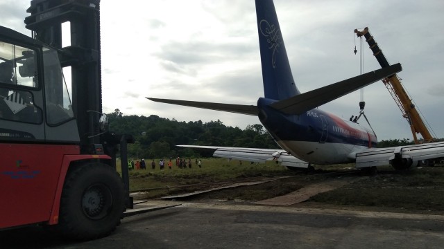 Sriwijaya Air tergelincir di Papua Barat (Foto: ANTARA FOTO/Toyib Mardika)