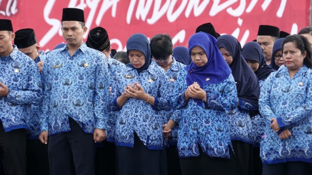 Peserta khusyuk berdoa. (Foto: Aditia Noviansyah/kumparan)