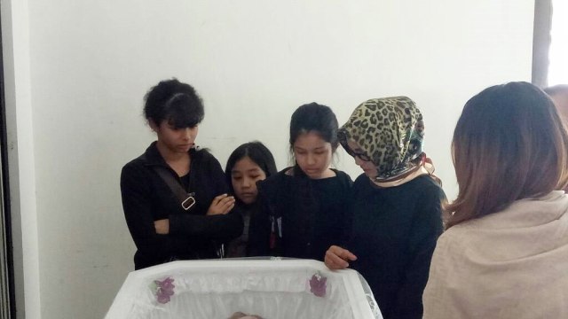 Anak Yana Zein melihat almarhum ibunya (Foto: Yurika Kencana/kumparan)