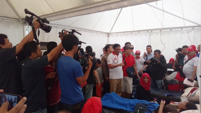 Djarot melihat tenda donor darah (Foto: Nadia Riso/kumparan)