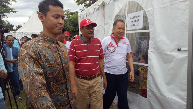 Djarot melihat tenda donor darah (Foto: Nadia Riso/kumparan)