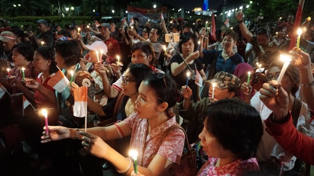 Menyalakan lilin untuk Pancasila (Foto: Aditia Noviansyah/kumparan)