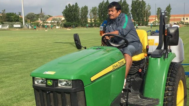 Indra Sjafri dan traktor hijaunya. (Foto: Indra Sjafri)