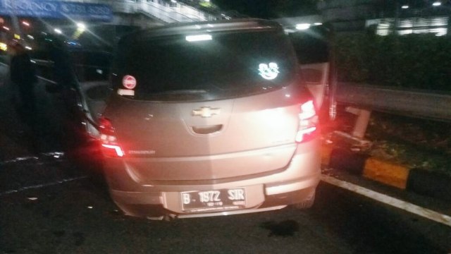 Kecelakaan mobil di Tol Slipi. (Foto: Twitter: TMC Polda Metro Jaya)