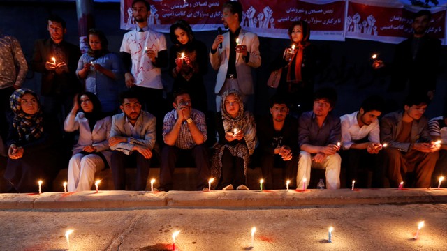 Aksi lilin untuk korban bom di Kabul. Foto: REUTERS/Mohammad Ismail