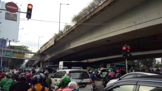 Kemacetan di perempatan Mampang. (Foto: Indra Subagja/kumparan)