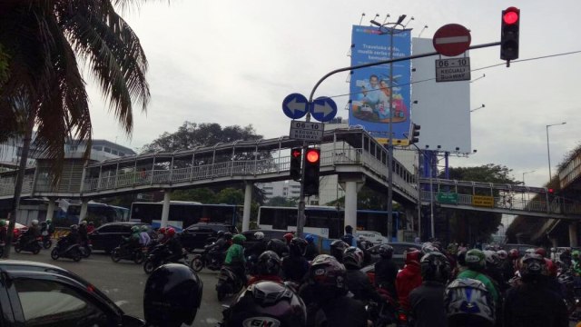 Kemacetan di perempatan Mampang. (Foto: Indra Subagja/kumparan)