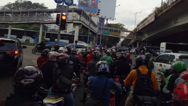 Kemacetan di perempatan Mampang. (Foto: Indra Subagja/kumparan)