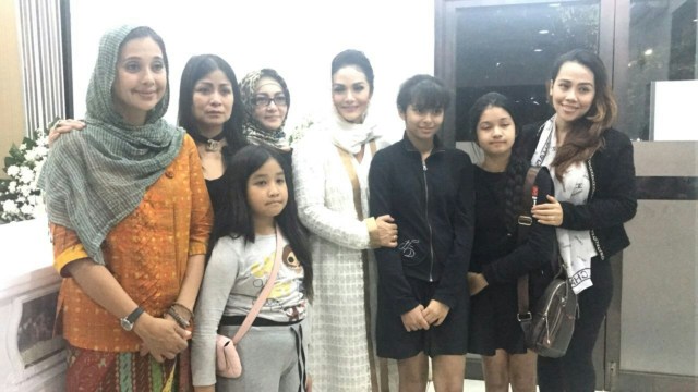 Krisdayanti saat melayat jenazah Yana Zein (Foto: Instagram Story Krisdayanti)