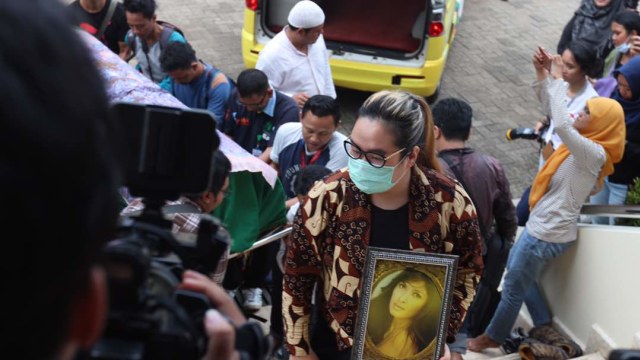 Jenazah Yana Zein tiba di masjid. (Foto: Cornelius Bintang/kumparan)