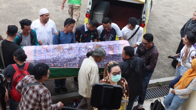 Jenazah Yana Zein tiba di masjid. (Foto: Cornelius Bintang/kumparan)