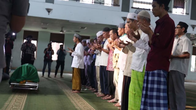 Jenazah Yana Zein disalatkan. (Foto: Cornelius Bintang/kumparan)