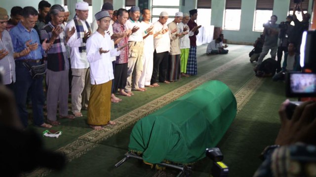 Jenazah Yana Zein disalatkan. (Foto: Cornelius Bintang/kumparan)