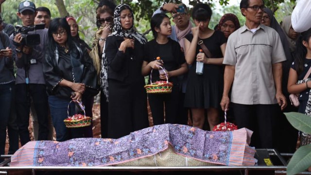 Pemakaman Yana Zein (Foto: Cornelius Bintang/kumparan)