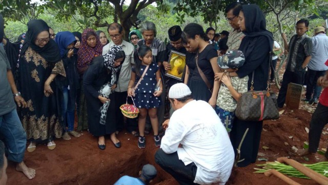 Jenazah Yana Zein dimasukkan ke liang kubur (Foto: Prabarini Kartika/kumparan)