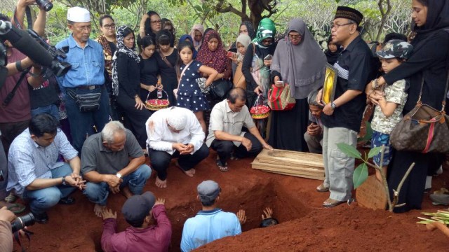 Jenazah Yana Zein dimasukkan ke liang kubur (Foto: Prabarini Kartika/kumparan)