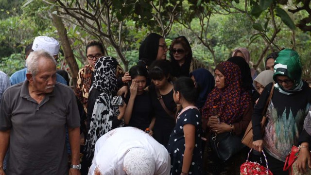 Suasana pemakaman Yana Zein. (Foto: Cornelius Bintang/kumparan)