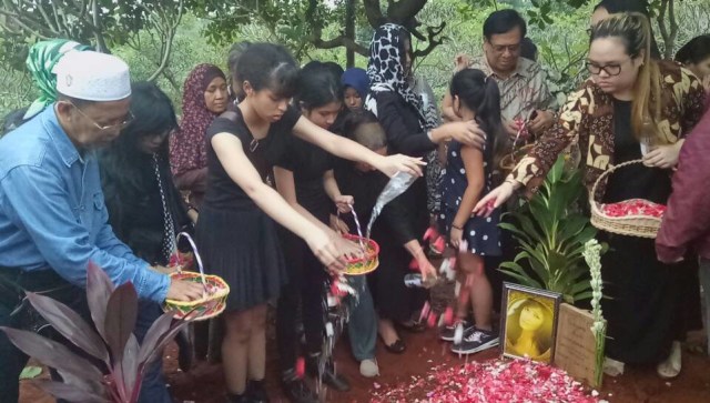 Anak Yana Zein menaburi bunga dan air mawar. (Foto: Prabarini Kartika/kumparan)