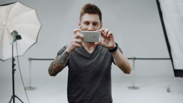 Lionel Messi dan ponsel Huawei. (Foto: Huawei/YouTube)