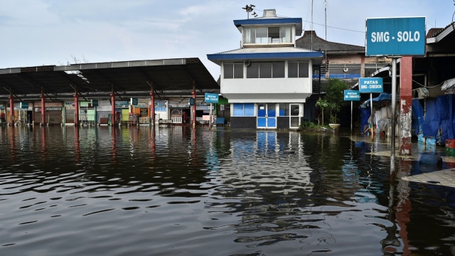 Banjir di Terminal Bus Terboyo Semarang (Foto: Antara/Aditya Pradana Putra)