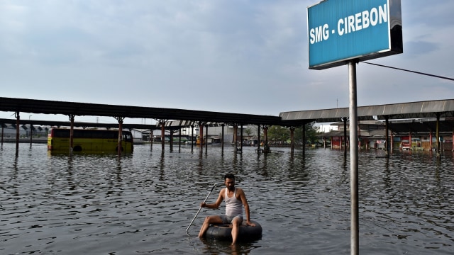 Banjir di Terminal Bus Terboyo Semarang (Foto: Antara/Aditya Pradana Putra)