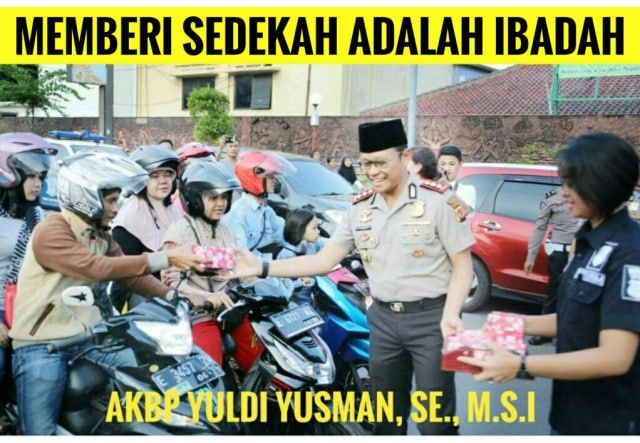 Kapolres Kuningan Bagikan Takjil Kepada Pengendara