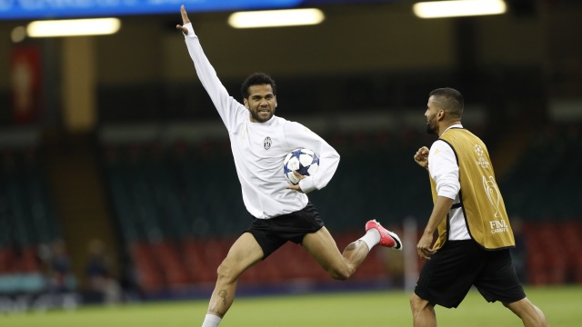 Dani Alves, "Yes, please!" (Foto: Reuters / Carl Recine Livepic)