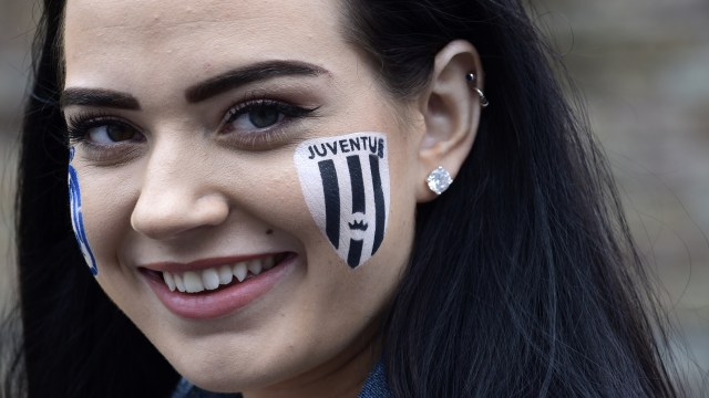 Fans Juventus yang ada di Cardiff (Foto: Reuters / Rebecca Naden Livepic)