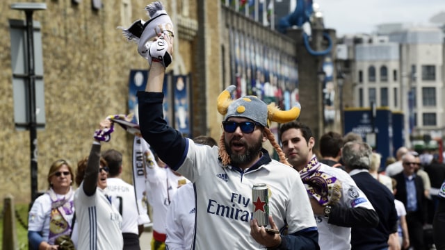 Fans Real Madrid yang ada di Cardiff (Foto: Reuters / Rebecca Naden Livepic)