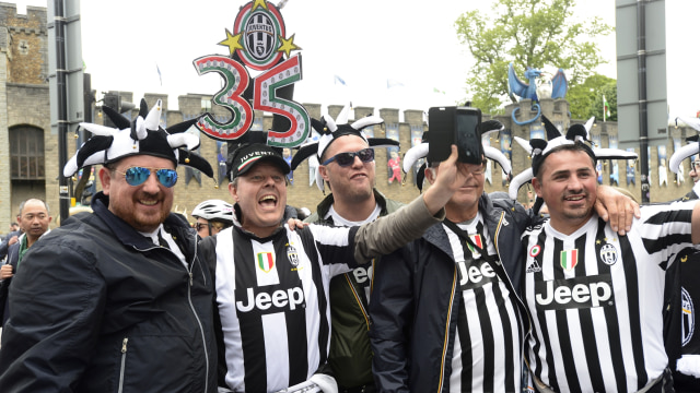 Fans Juventus yang ada di Cardiff (Foto: Reuters / Rebecca Naden Livepic)