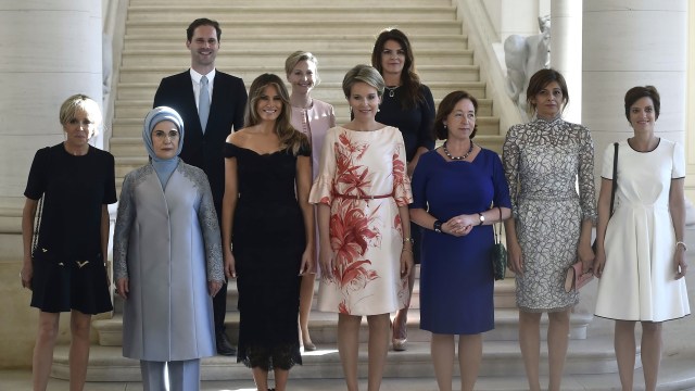 Gauthier Destenay di antara First Lady NATO (Foto: REUTERS/Hannah Mckay)