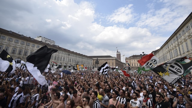 Ribuan pendukung Juve di Turin, Italia (Foto: REUTERS/Giorgio Perottino)