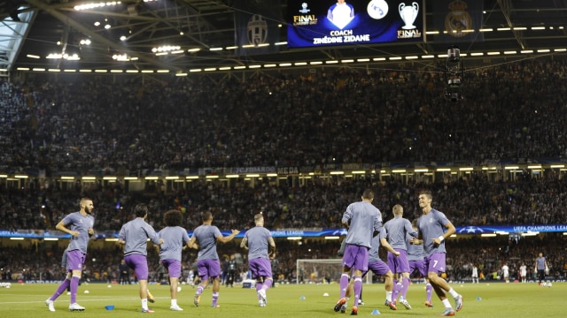 Pemain Real Madrid melakukan peregangan. (Foto: Reuters / John Sibley Livepic)