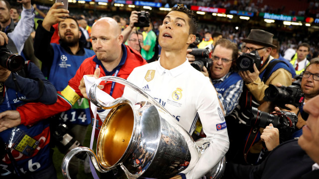 Ronaldo dengan trofi Liga Champions. (Foto: Reuters/Carl Recine)