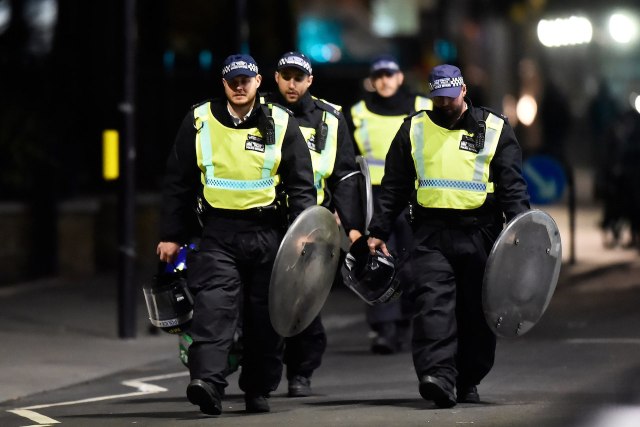 Tameng polisi melawan teror (Foto: Neil Hall/Reuters)