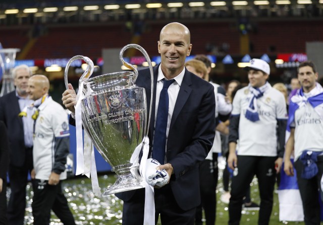 Zidane mengangkat trofi Liga Champions. (Foto: Eddie Keogh/Reuters )