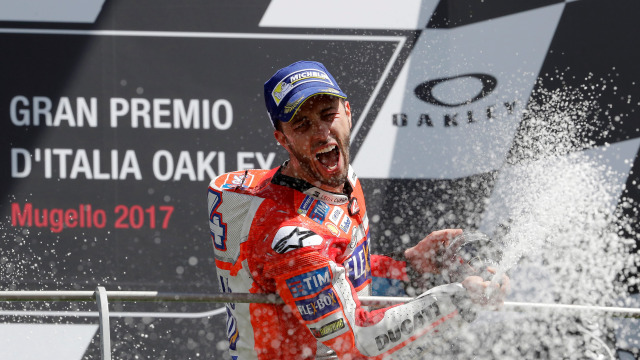 Dovizioso merayakan kemenangan GP Italia. (Foto: AP Photo/Antonio Calanni)