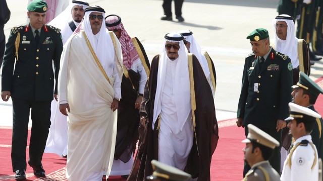 Raja Salman dan Tamim bin Hamad al-Thani (Foto: Reuters//Faisal Al Nasser)