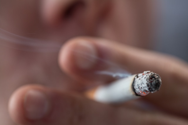 Berbohong mengenai kebiasaan merokok. (Foto: Thinkstock)