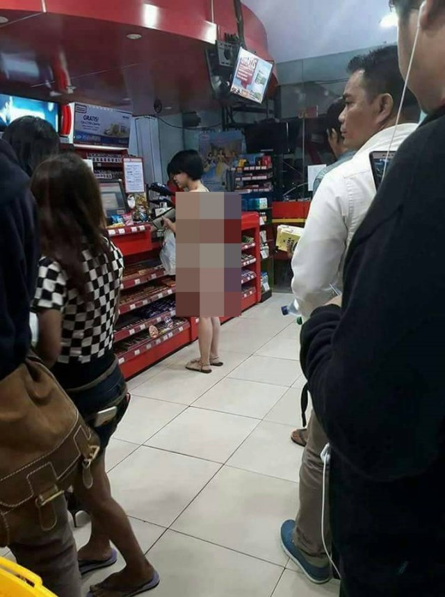 Wanita tak berbusana di salah satu mini market (Foto: Dok. Istimewa)