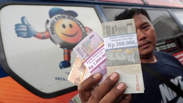 Penukaran uang (Foto: Aditia Noviansyah/kumparan)