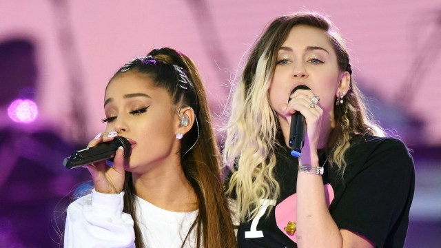 Ariana dan Miley Cyrus di One Love Manchester (Foto: Dave Hogan/One Love Manchester/Handout via REUTERS)