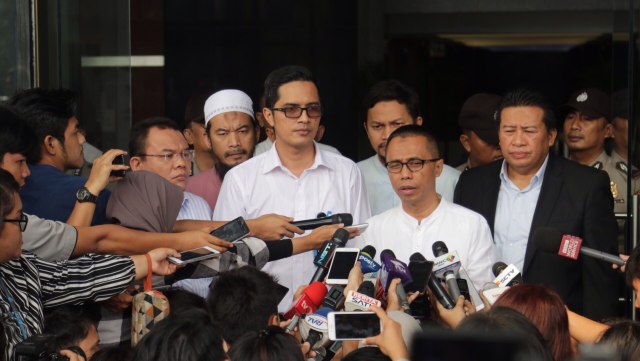 Febri Diansyah bersama Perwakilan Amien Rais (Foto: Fanny Kusumawardhani/kumparan)