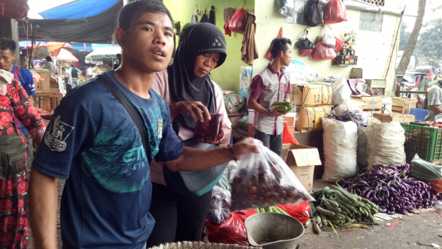 Pembeli Jengkol (Foto: Novan Nurul Alam)