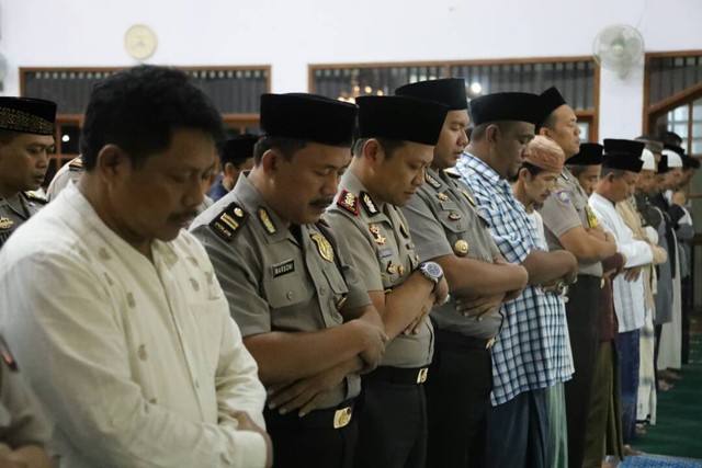 Kapolres Kuningan Sholat Subuh Berjamaah Di Masjid Al Munawarrah