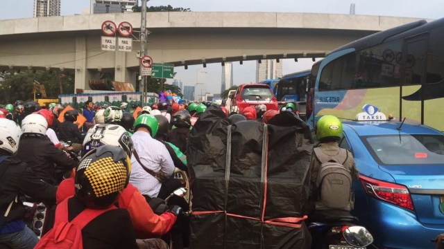 Macet di Gatot Subroto arah Semanggi. (Foto: Nastiti/pembaca kumparan)