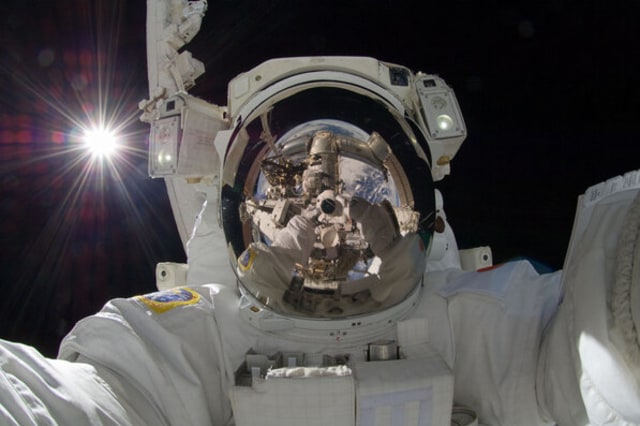 Aki Hoshide selfie di luar angkasa (Foto: Twitter)